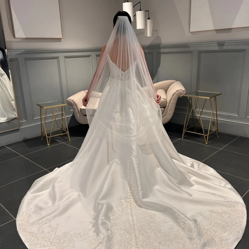 Elegant A-Line Wedding Gown with Lace Bodice and Spaghetti Straps